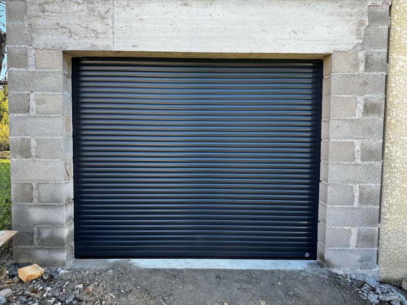 Installation de porte de garage enroulable 